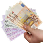 Geldscheine in einer Hand