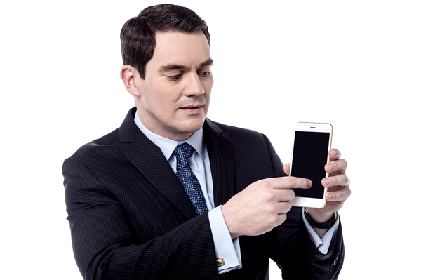 Mann stellt eine Börsenapp auf dem Smartphone vor